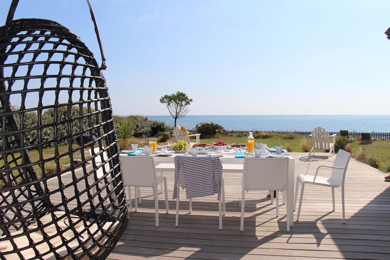 Goûter en famille sur la terrasse en teck à Sainte-Marine