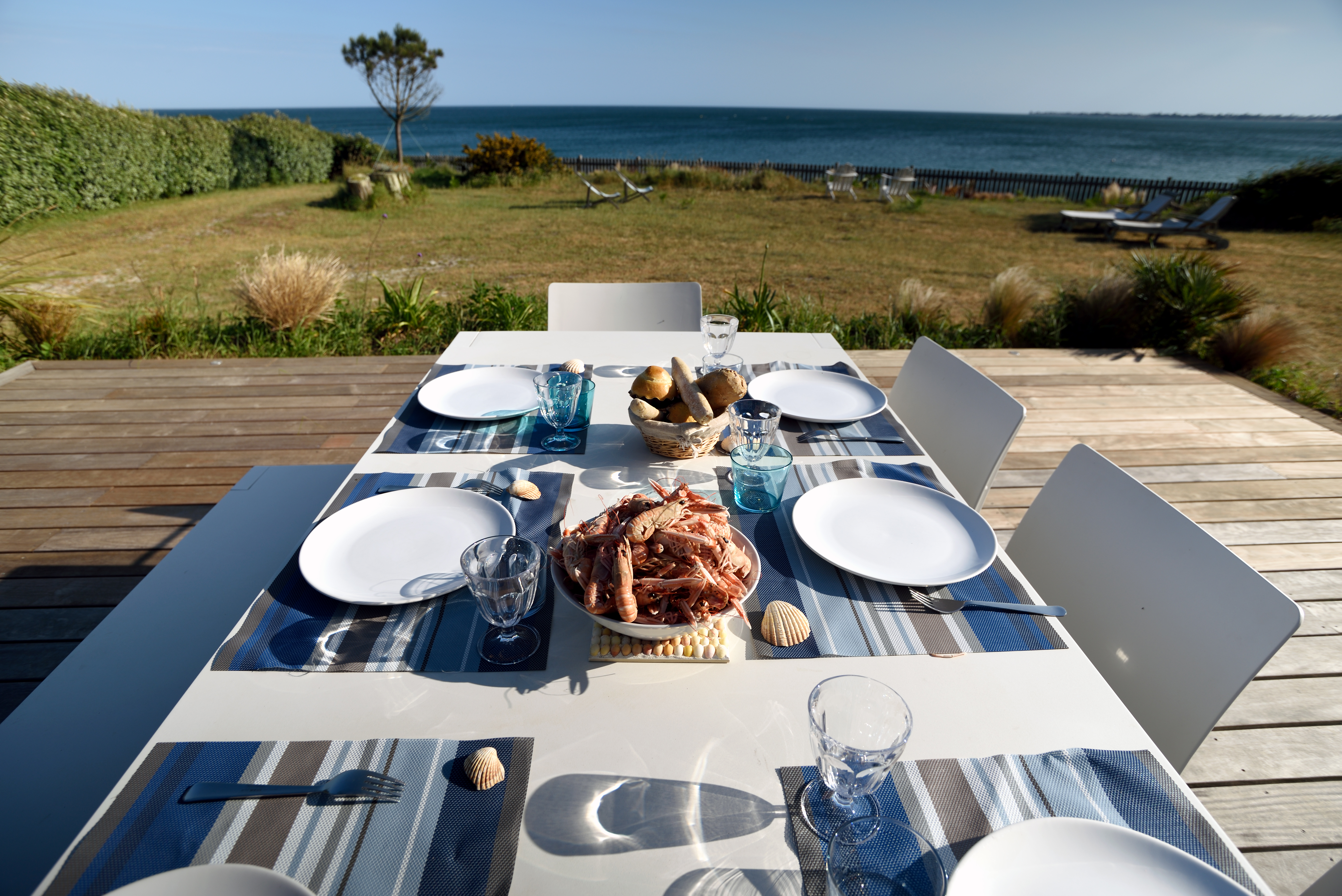 Plateau de fruits de mer sur la terrasse face à la plage de Kermor