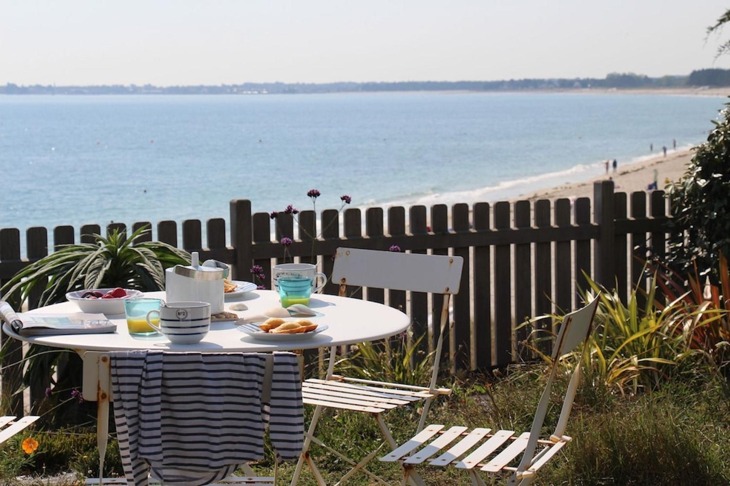 Petit-déjeuner sur la terrasse face à la plage de Kermor
