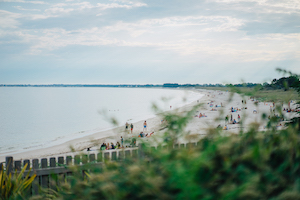 La Maison de la Plage à Sainte-Marine vue depuis la plage de Kermor