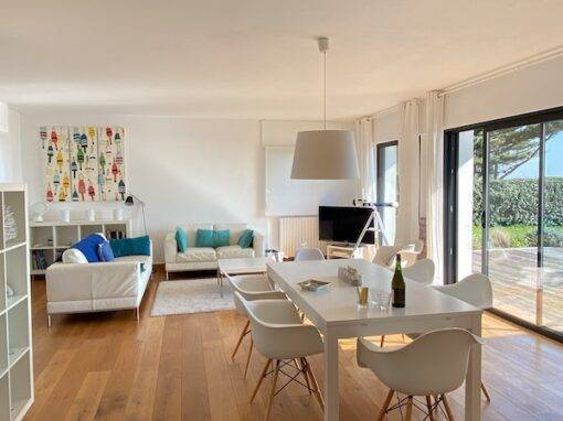 salon lumineux ouvert sur terrasse et vue mer villa de la plage