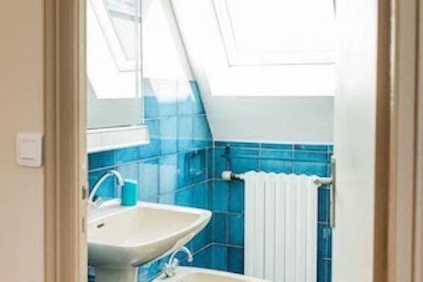 Salle-de-bain-avec-baignoire-a-letage-Maison-de-la-Plage-Sainte-Marine-1-e1678395389172-600x551